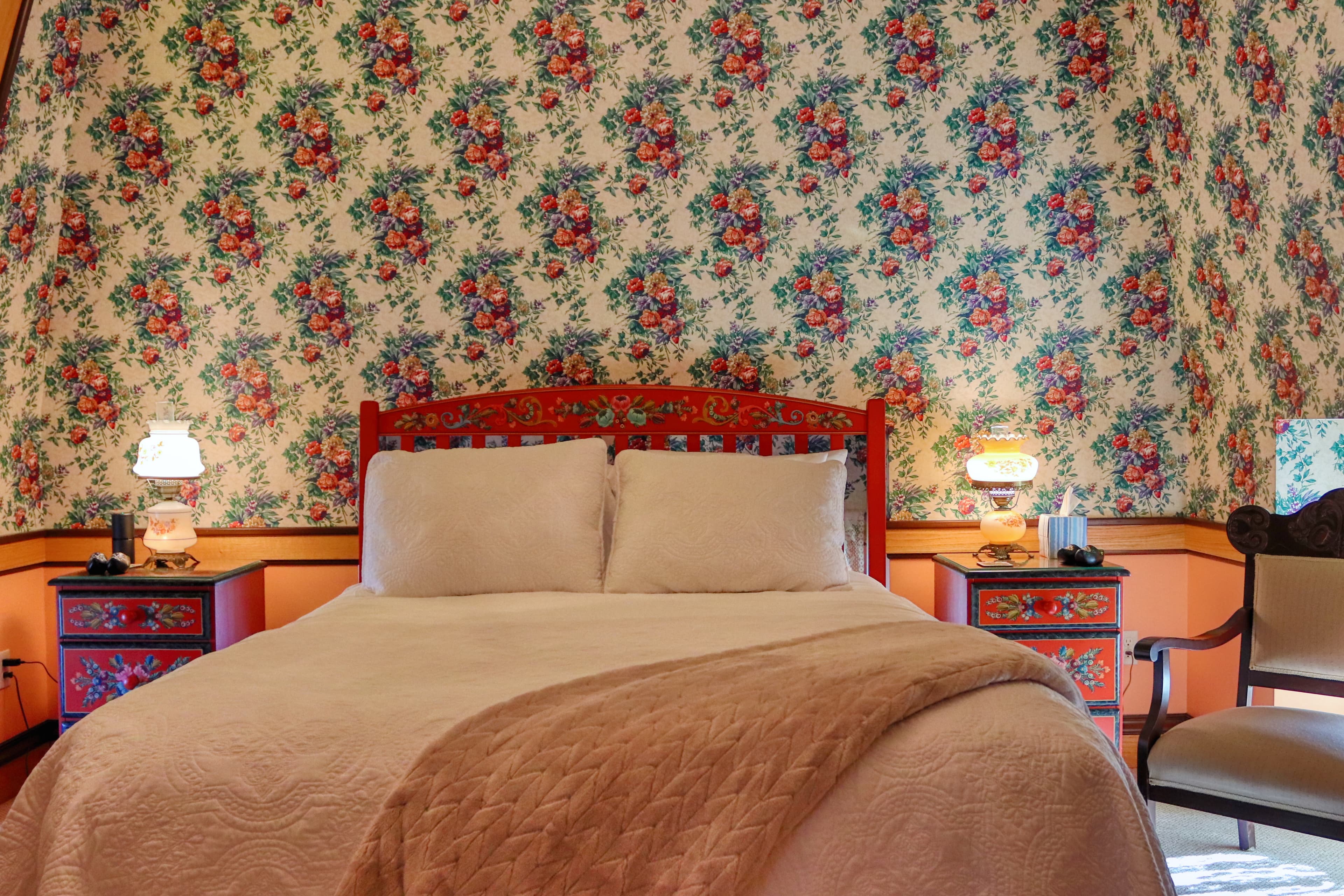 Luxurious queen bed with high-end triple bed sheeting for a fresh and comfortable nights sleep.